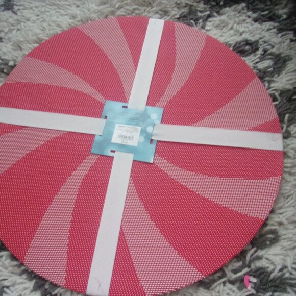 Kohl's St Nicholas Square Holiday Cheer Placemats 15 in Diameter Pepperment New - Picture 2 of 4